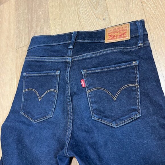 Dark wash Levi's - Picture 3 of 5